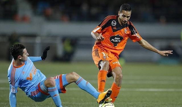 包含甘冈客场不敌里昂，遭遇连败的词条