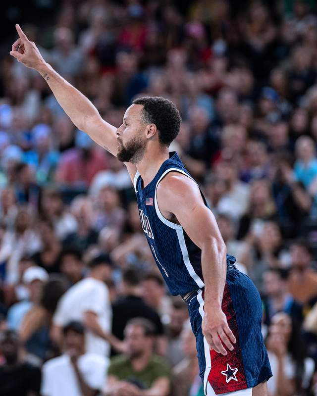 奥运篮球比赛中，巴西男队斩获胜利，晋级八强