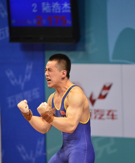 关于男子举重比赛遭遇激烈竞争，选手实力逐渐透露的信息