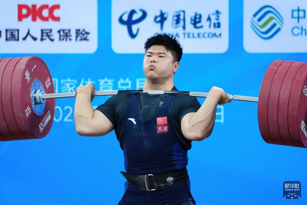 关于男子举重比赛遭遇激烈竞争，选手实力逐渐透露的信息