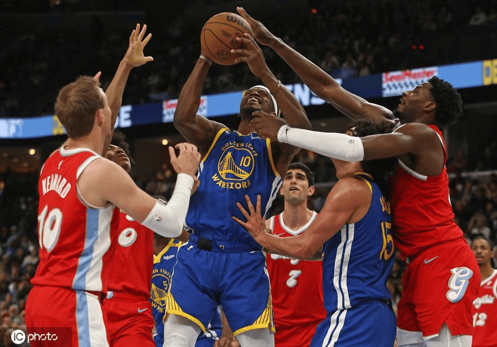 勇士前锋伤愈复出，助球队逆转胜利的简单介绍