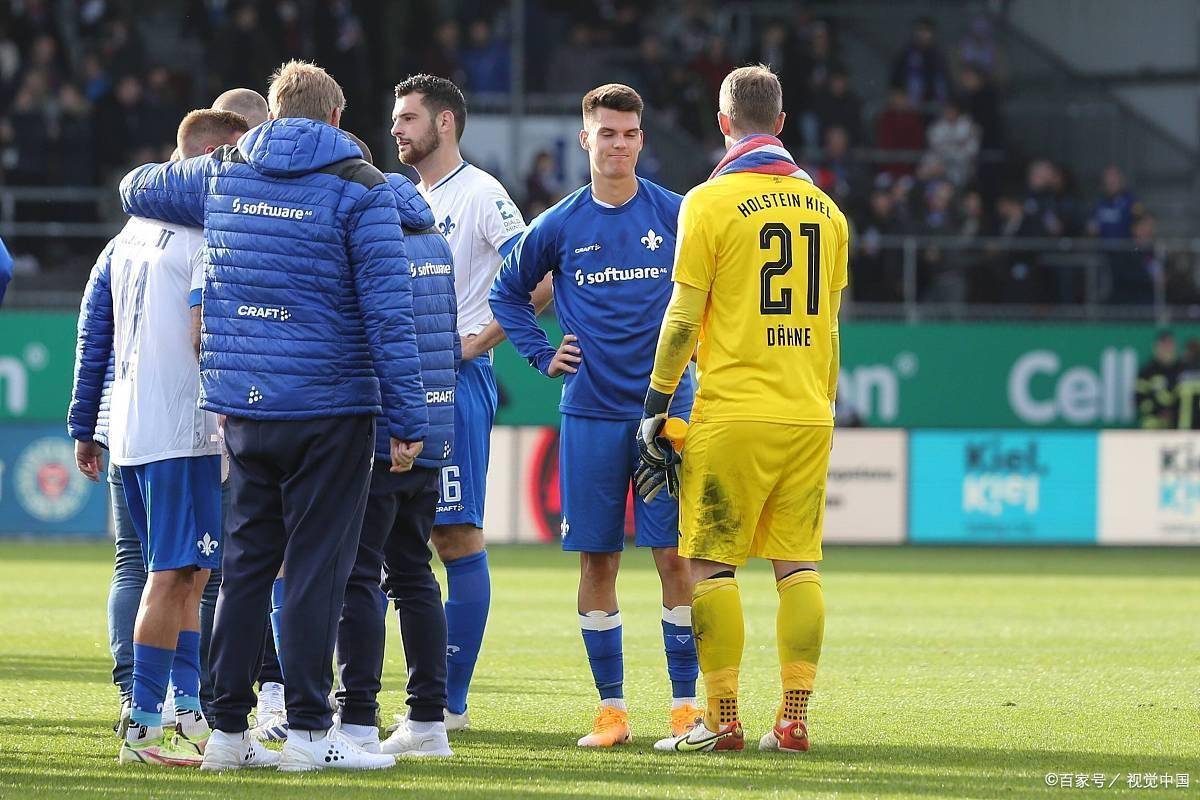 包含里昂足球俱乐部全队备战下一场比赛的词条