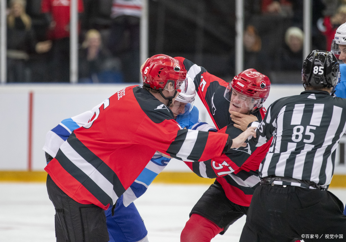 拳击赛场上选手激烈交锋火花四溅的简单介绍