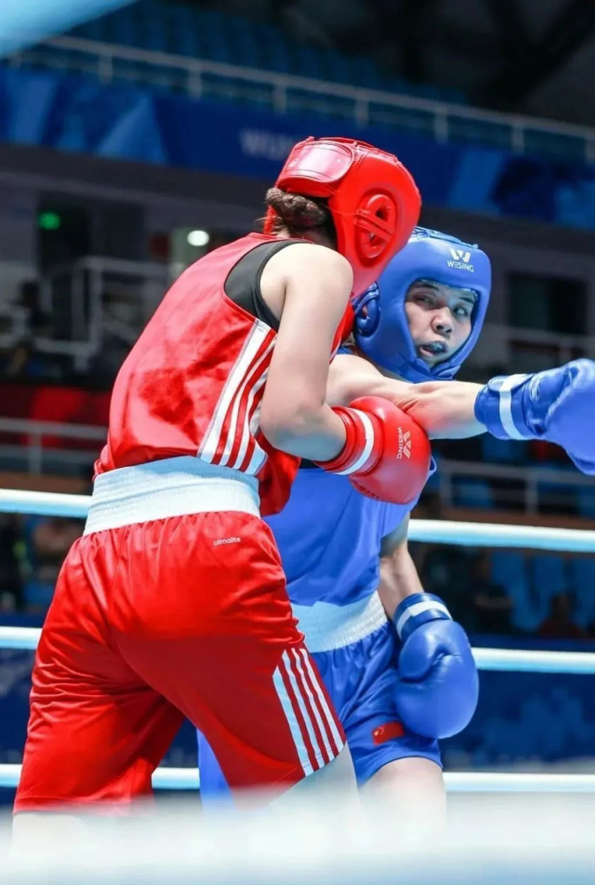 拳击赛场上选手激烈交锋火花四溅的简单介绍