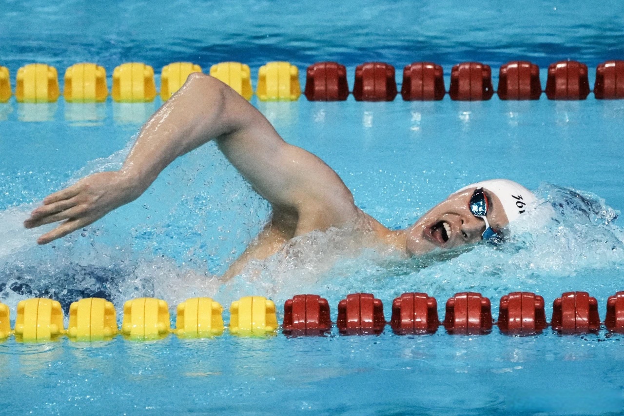 游泳比赛中选手全力以赴冲刺终点