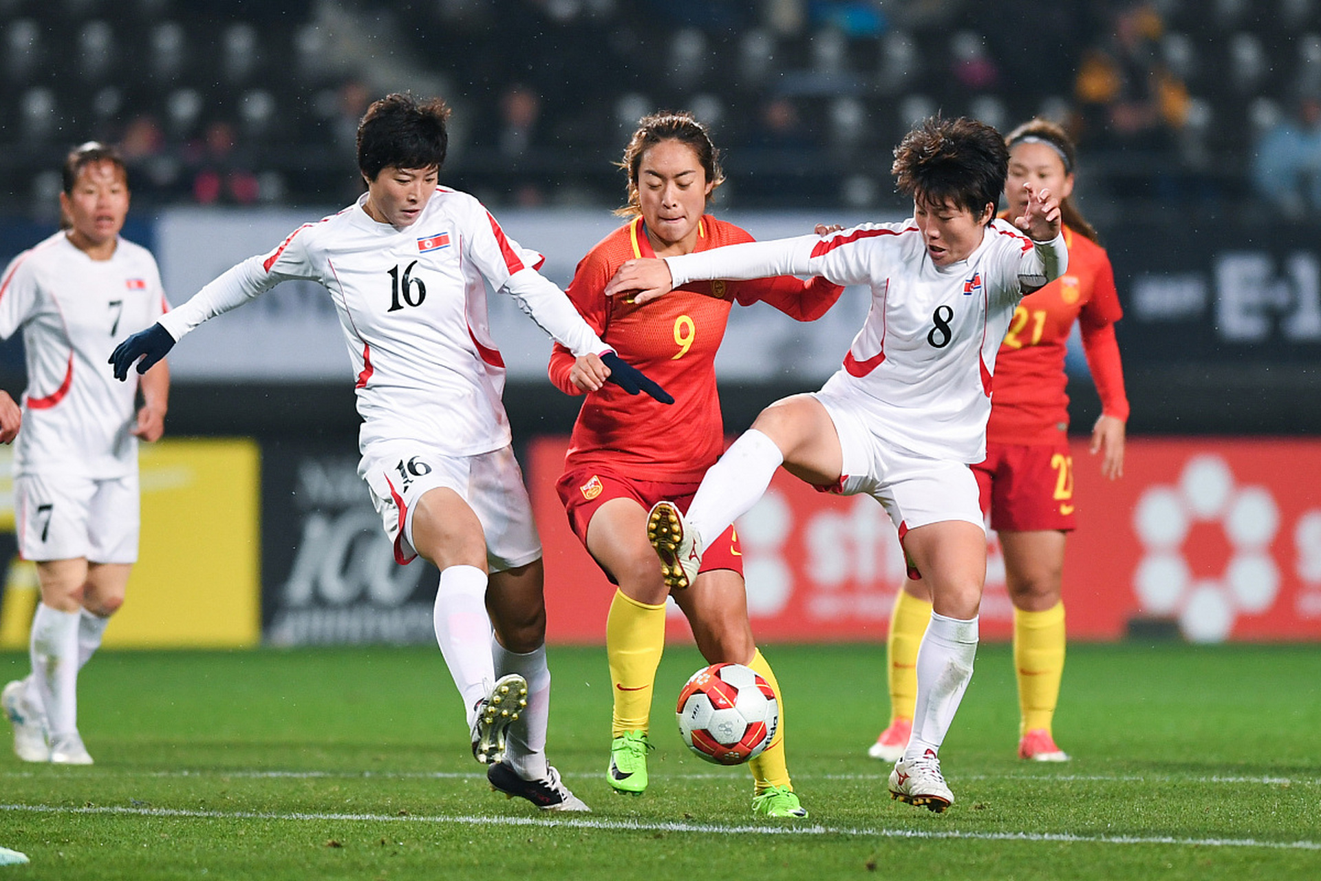 中国女足队员在比赛中表现出色