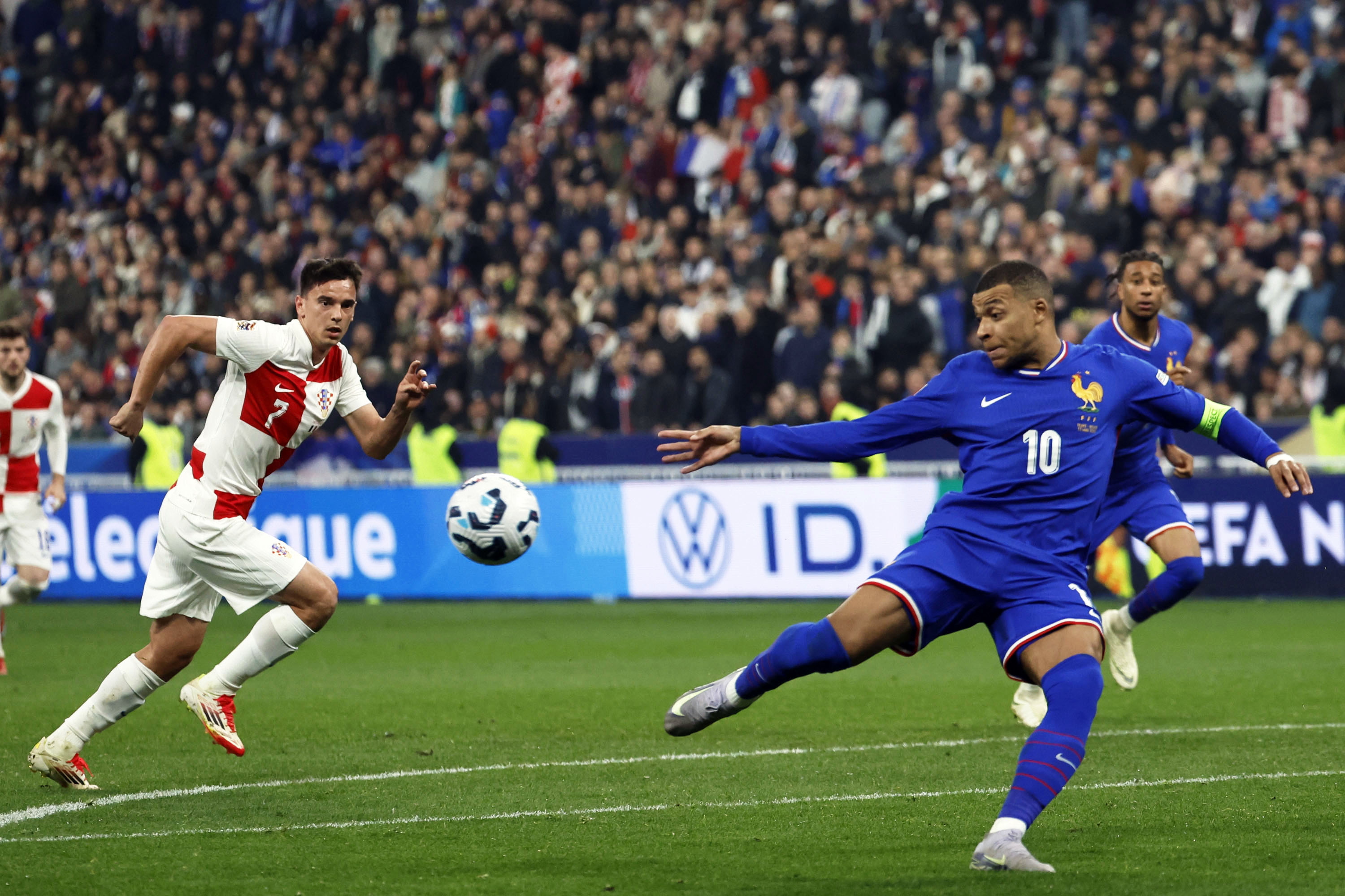 国际足球盛宴，欧国联比赛引发热议