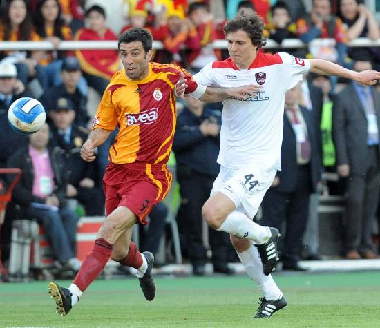 欧陆足球联盟强队打败对手，晋级淘汰赛阶段