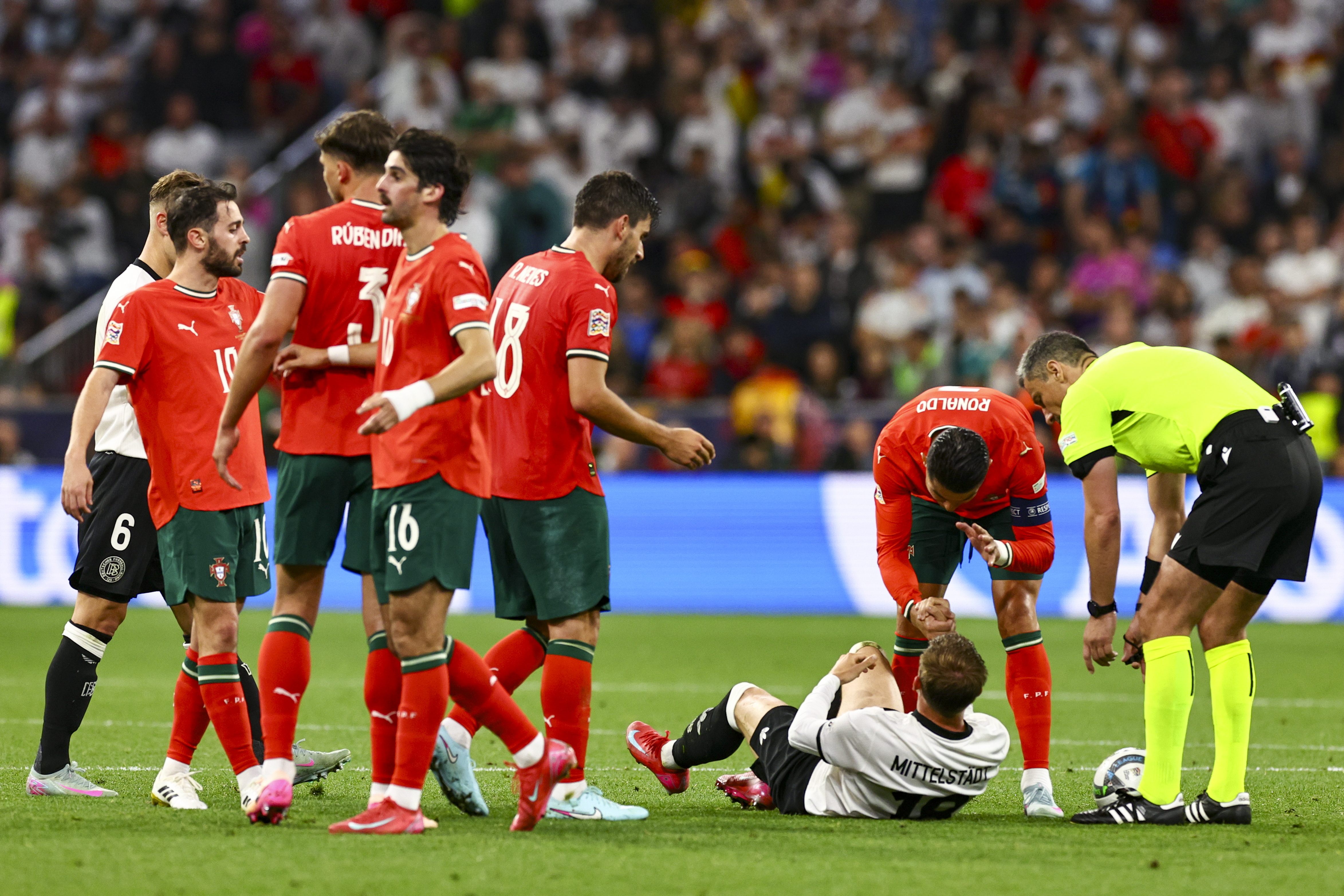 欧陆足球联盟强队打败对手，晋级淘汰赛阶段