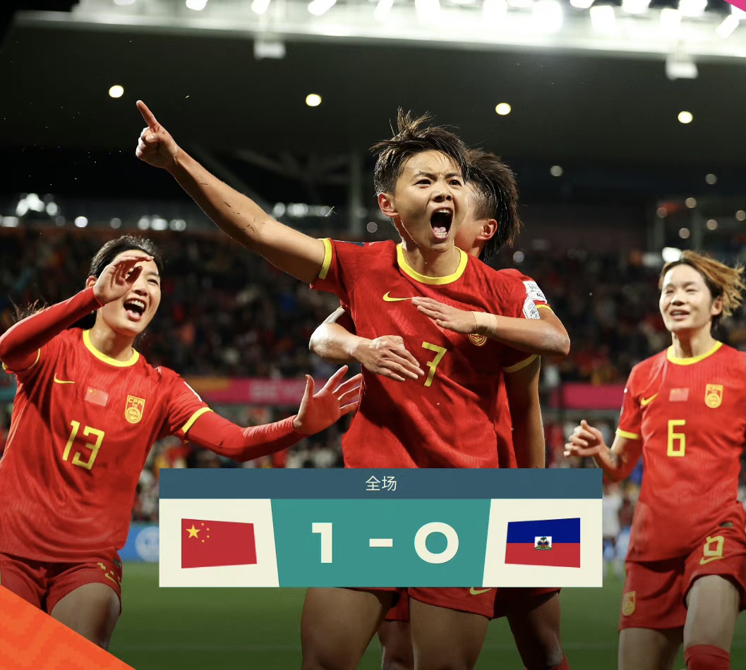 比试激烈：女子足球队员一决胜负的简单介绍