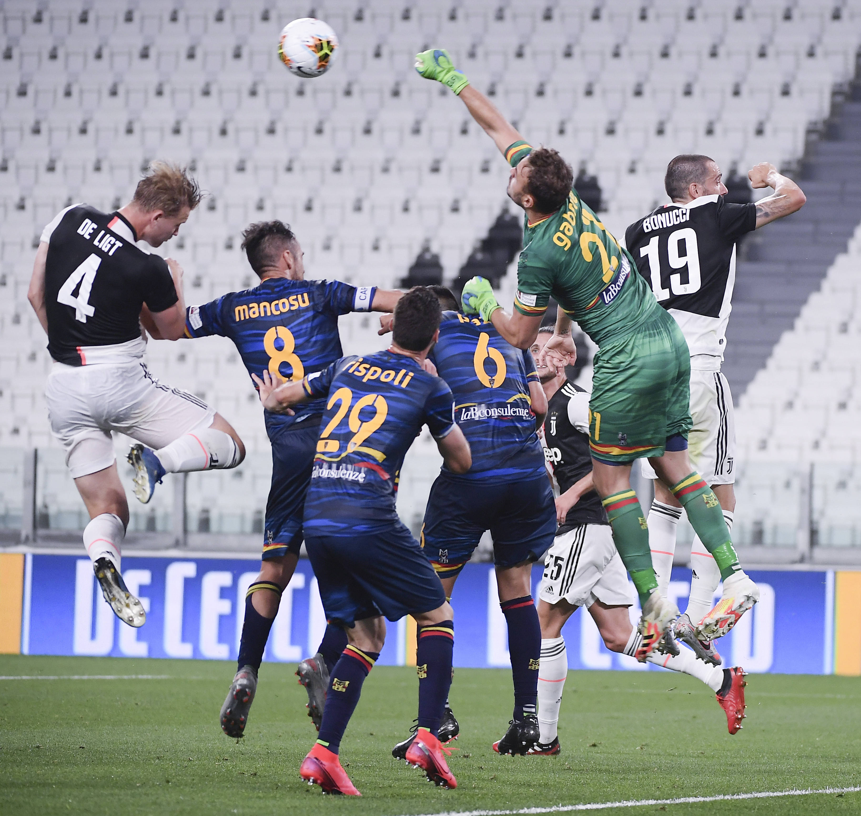 意甲联赛中球队交锋激烈，精彩纷呈的简单介绍