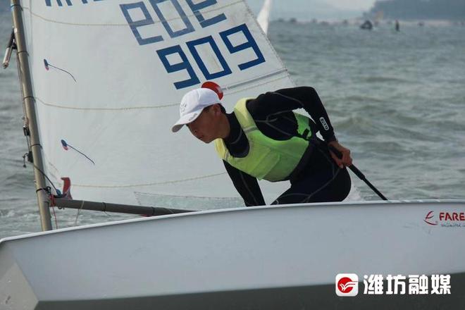 瑞士队在帆船比赛中获得银牌