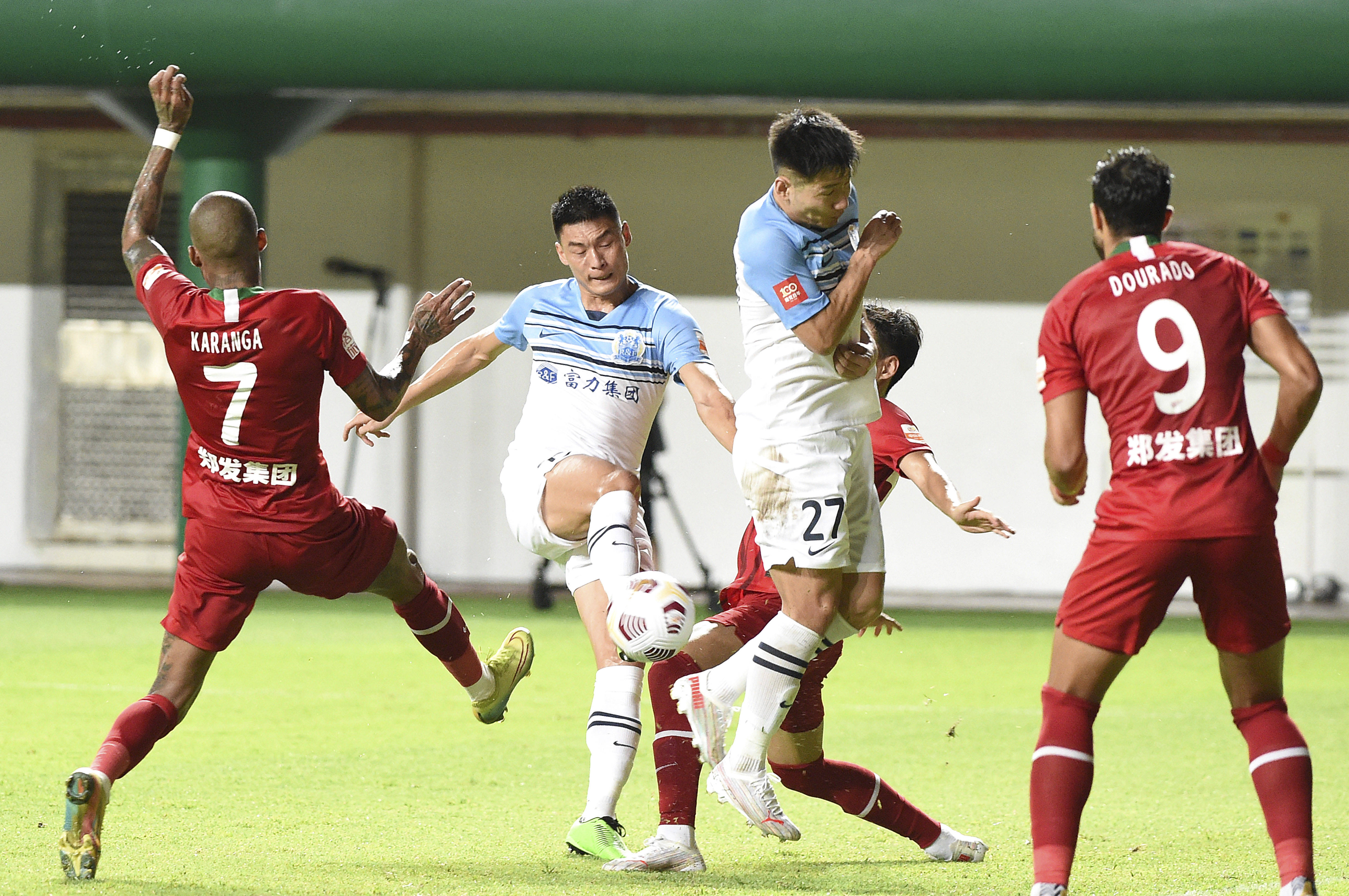 聚焦足球!国内职业联赛球员技艺过招的简单介绍 聚焦足球!国内职业联赛球员技艺过招的简单介绍