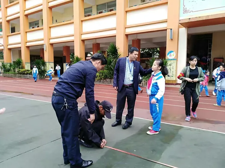 精彩对抗持续上演，观众一路欢呼呐喊的简单介绍