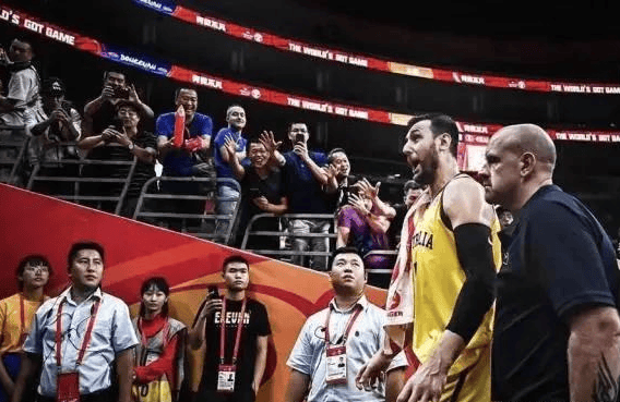 博古特在比赛中贡献关键篮板