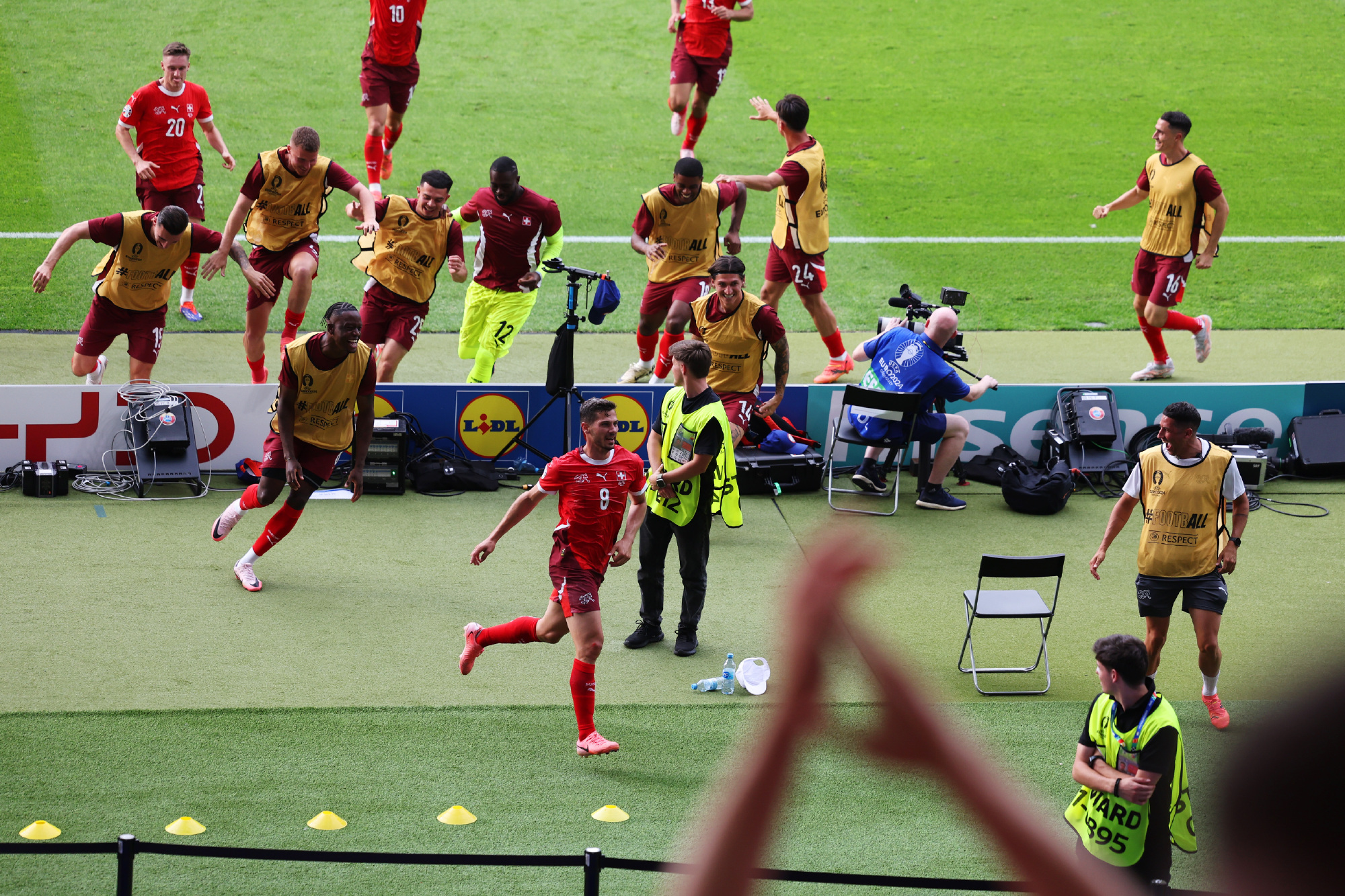 球员们不畏困难，奋力赶往欧洲杯赛场