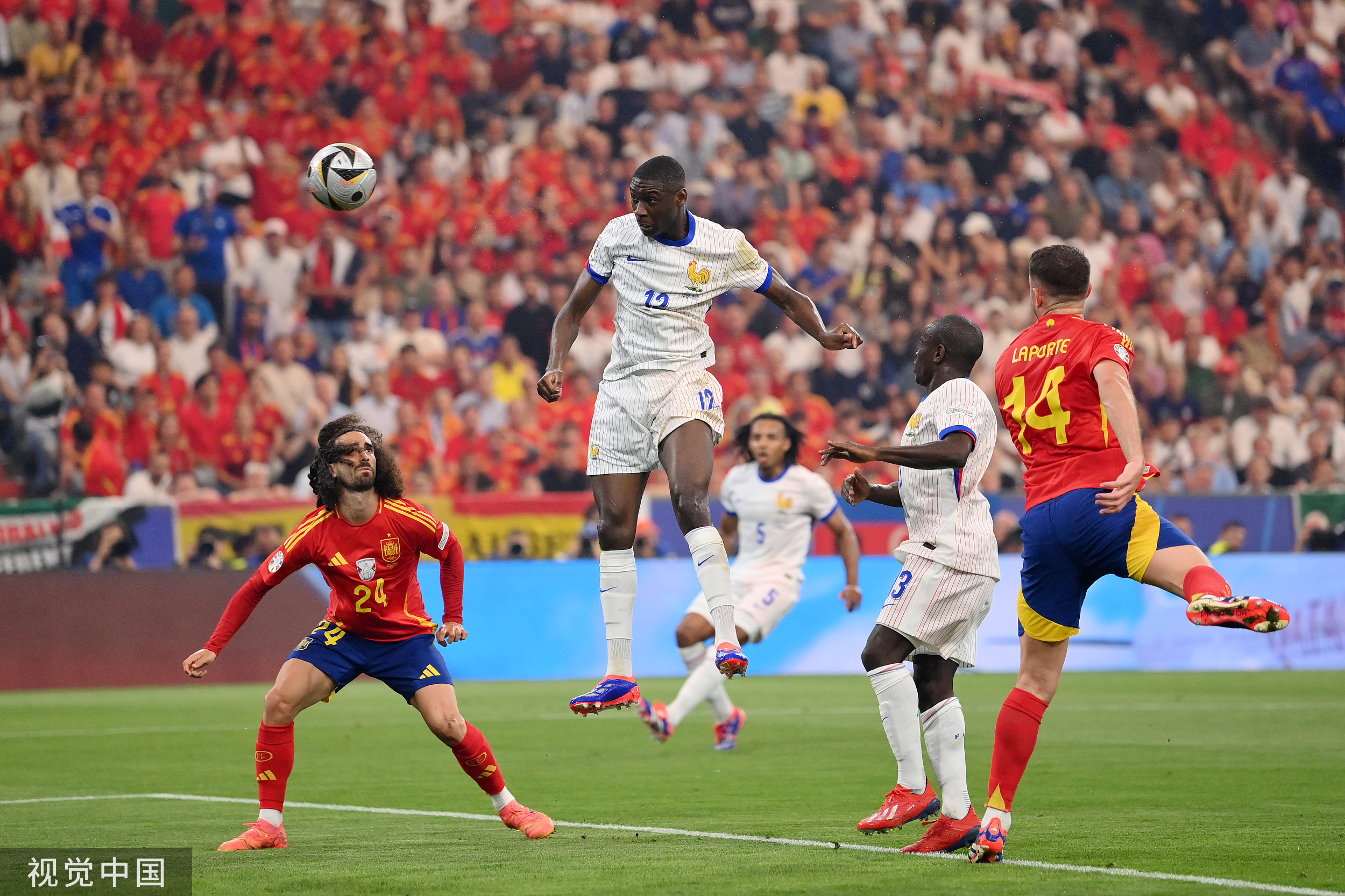 球员们不畏困难，奋力赶往欧洲杯赛场