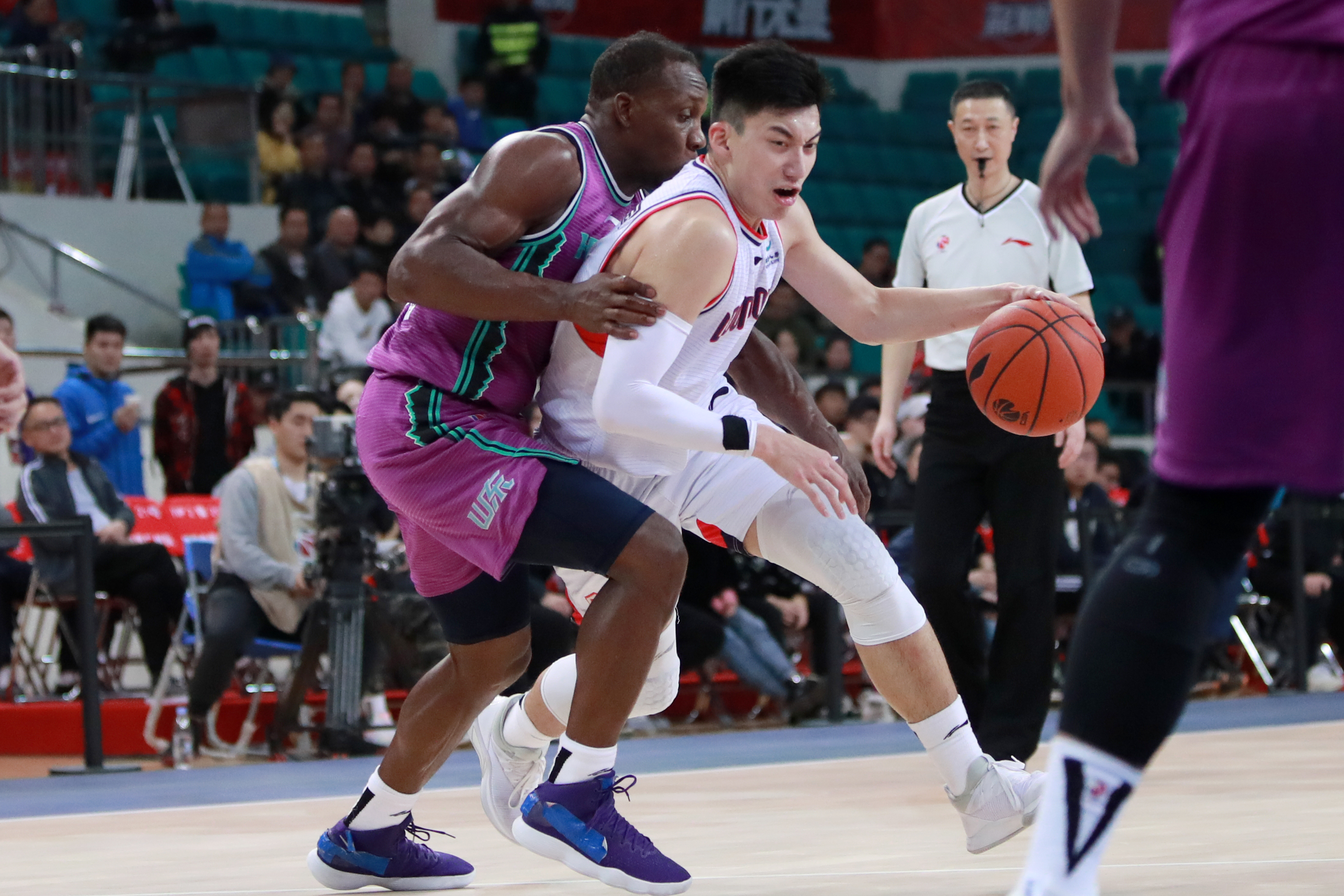 越来越多球迷聚焦职业篮球联赛，球员表现备受称赞的简单介绍