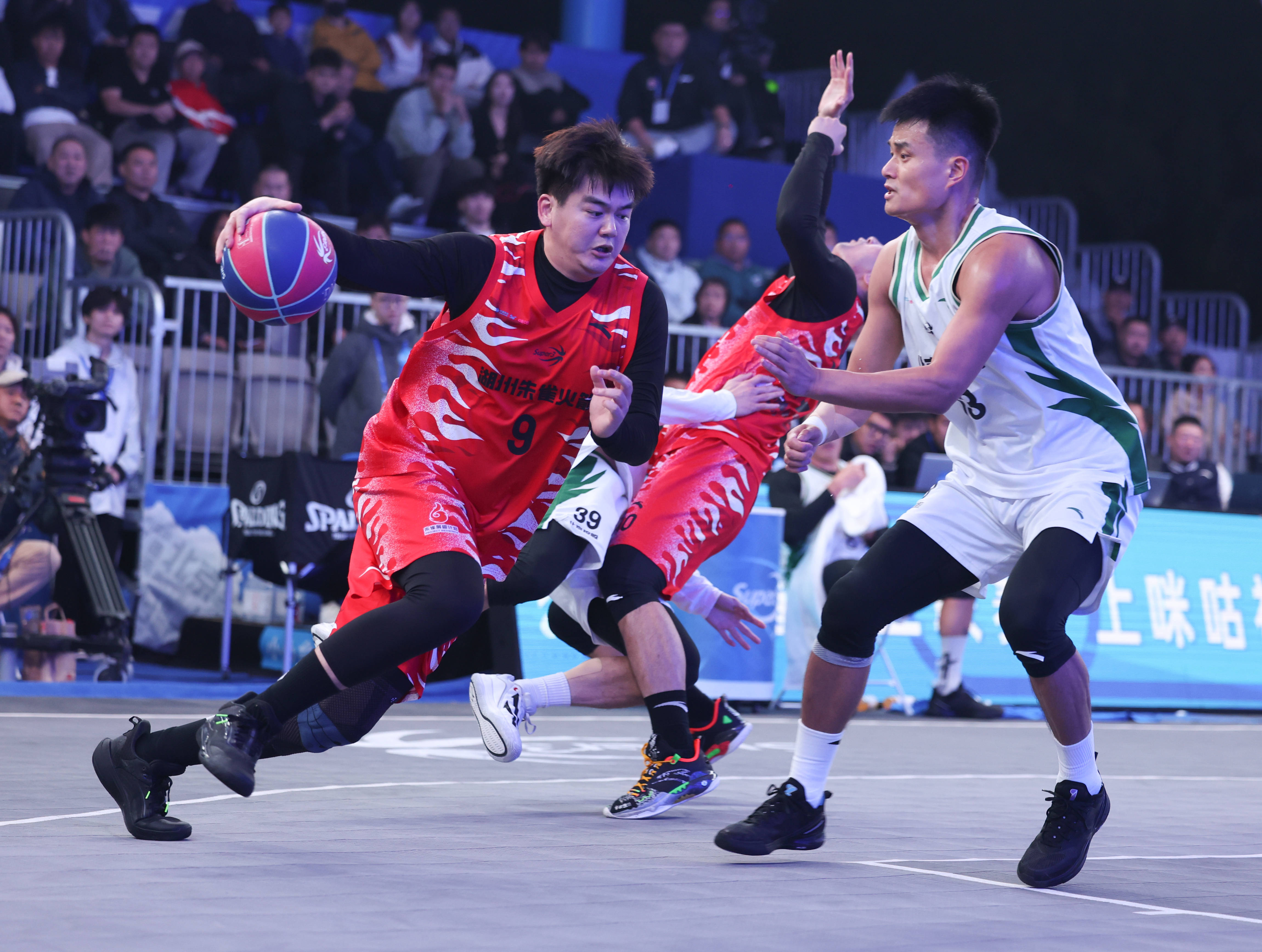 越来越多球迷聚焦职业篮球联赛，球员表现备受称赞的简单介绍