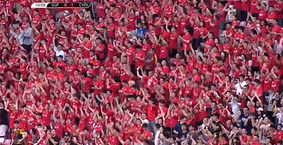 包含体育赛事吸引众多球迷观看，场面火爆比拼激动人心的词条