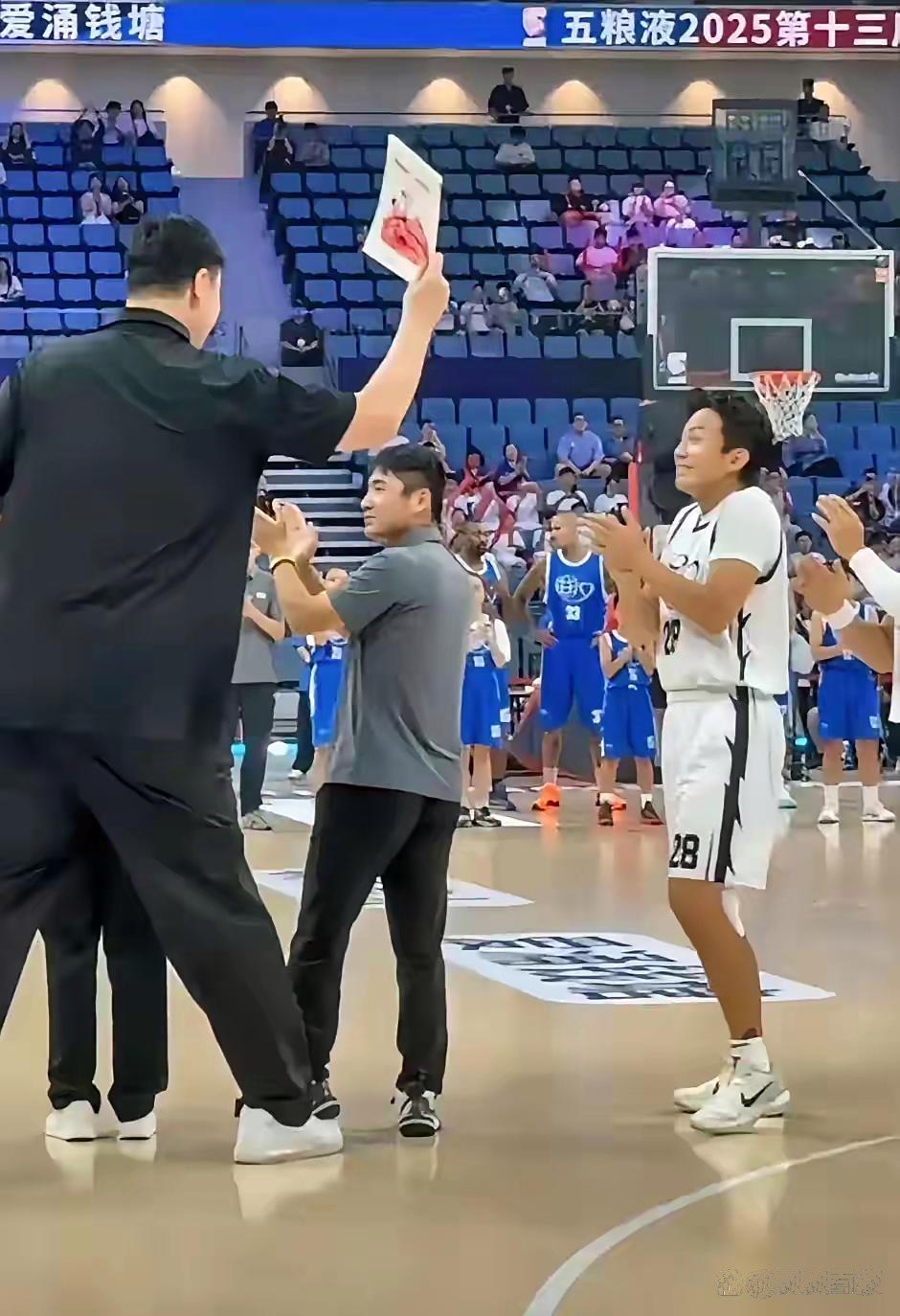 精英篮球赛中球员们的默契配合引人关注