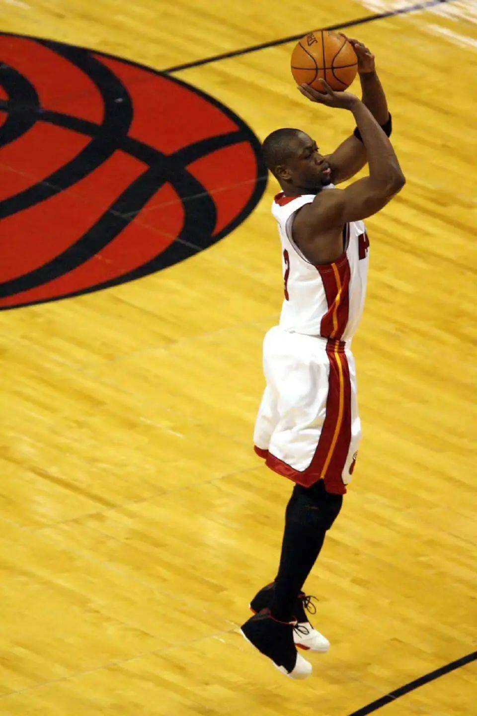 热火大胜尼克斯，韦德在比赛末段爆发