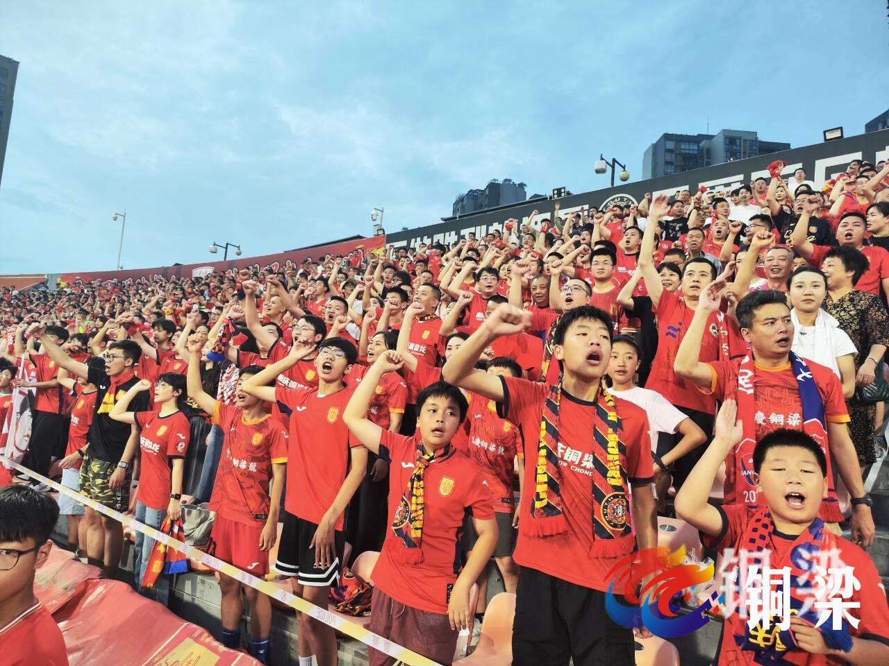 关于民族联赛激情澎湃，球迷围观赛场争相呐喊助威的信息