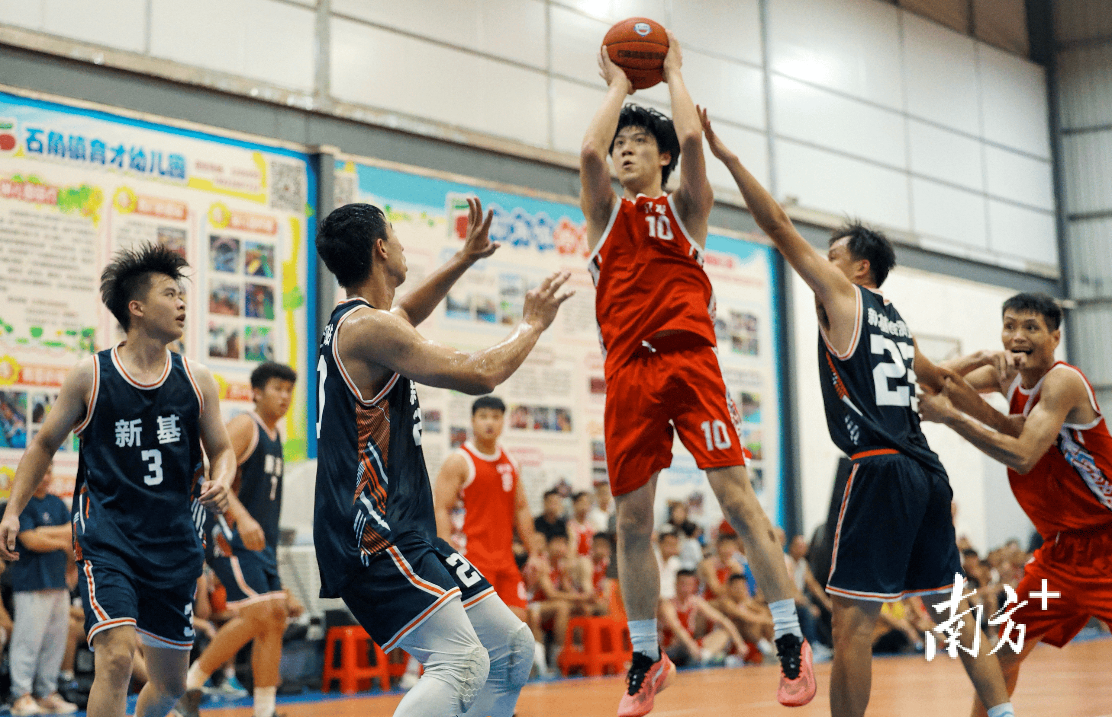 篮球比赛中团队合作力表现超群 篮球比赛中团队合作力表现超群