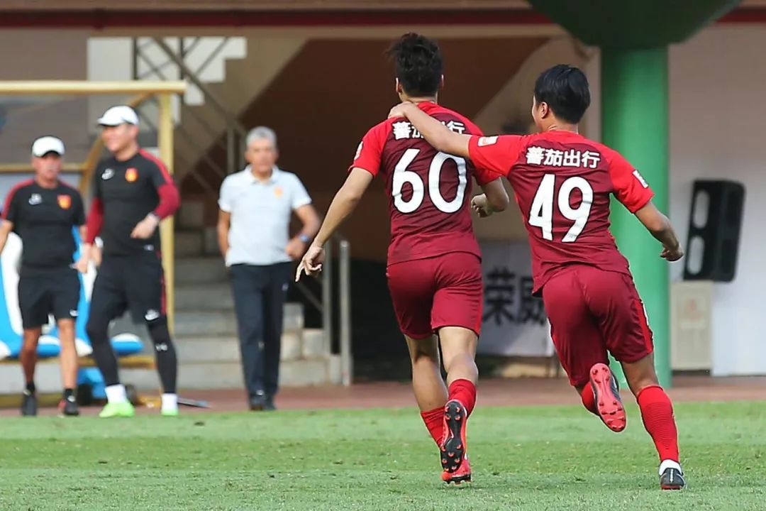 包含广东硬仗：富力对华夏，胜者晋级的词条