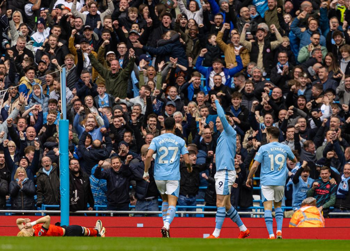 关于曼城主场大胜扩大领先优势的信息