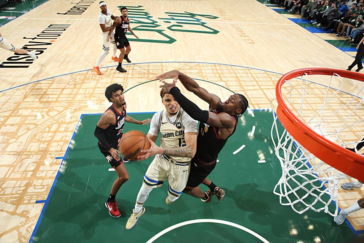 包含雄鹿控卫持续努力训练，为球队争胜加油的词条