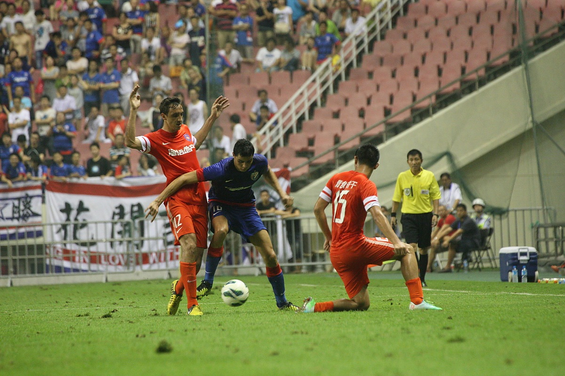 热门足球赛事强强对决