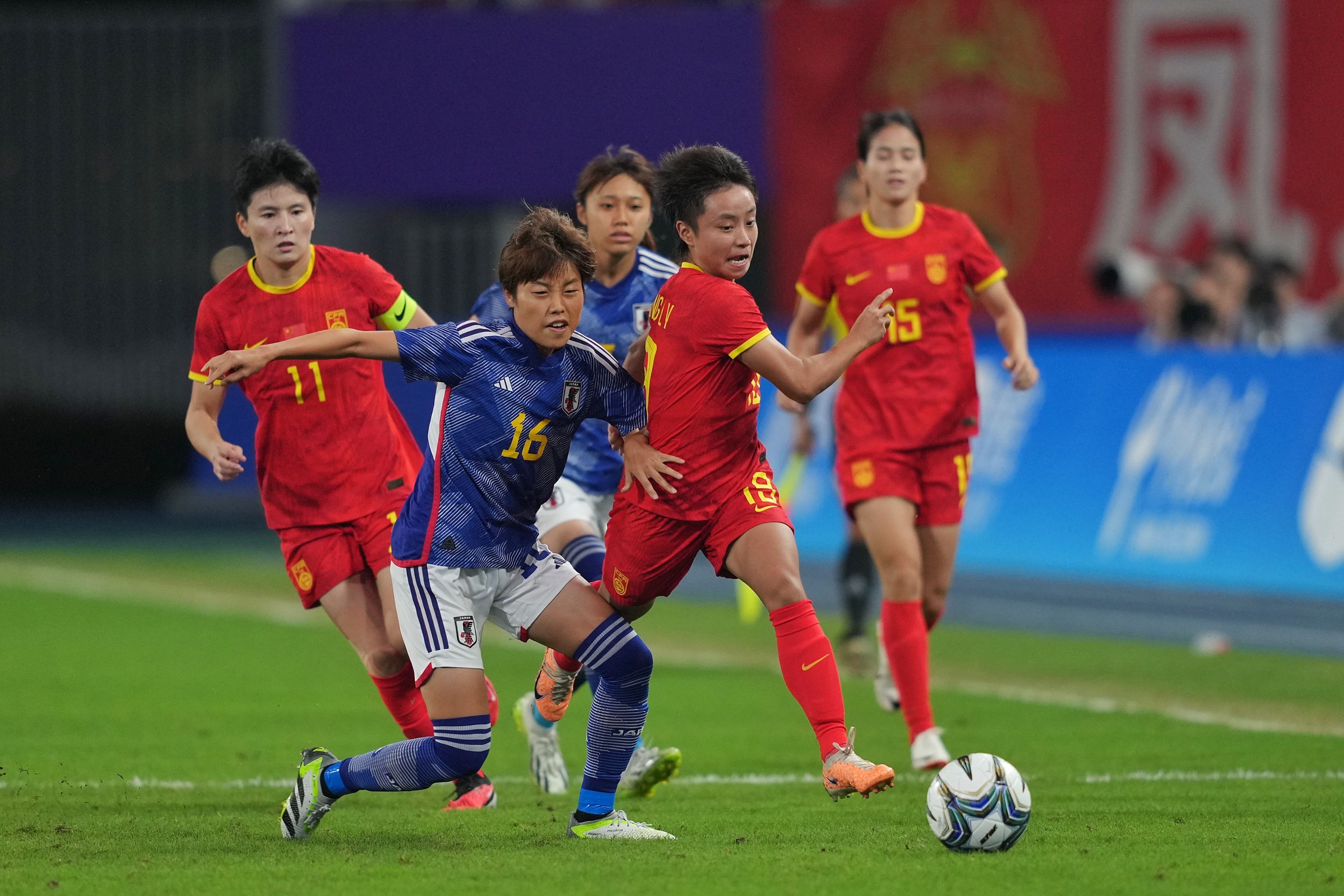 日本女足队凭借团队合作实现豪胜