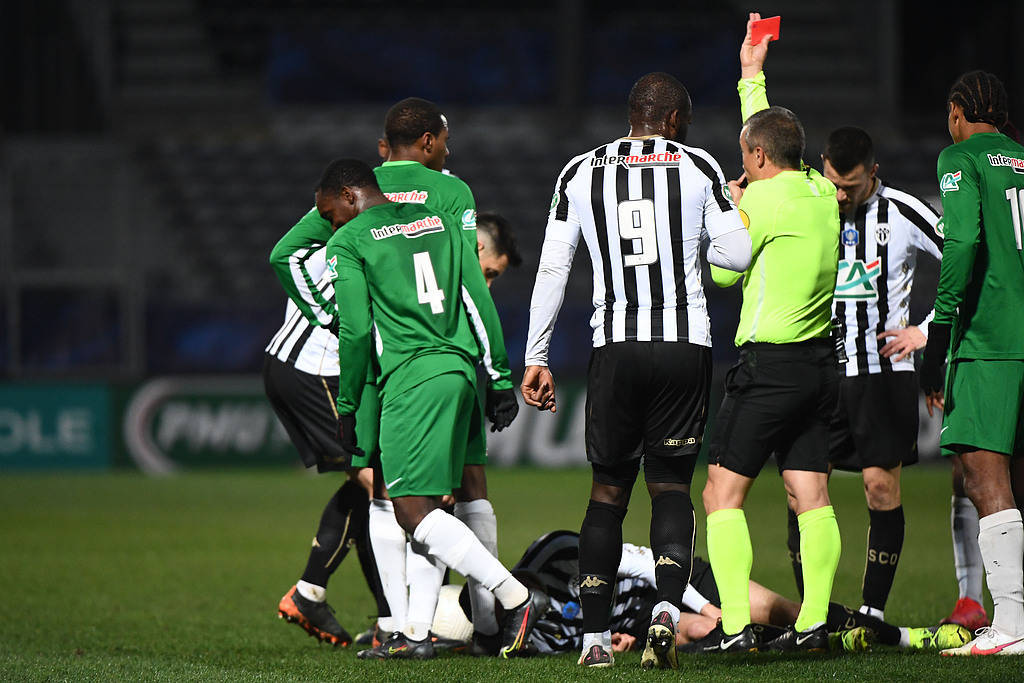 包含不来梅队遭遇惨败需要调整战术的词条