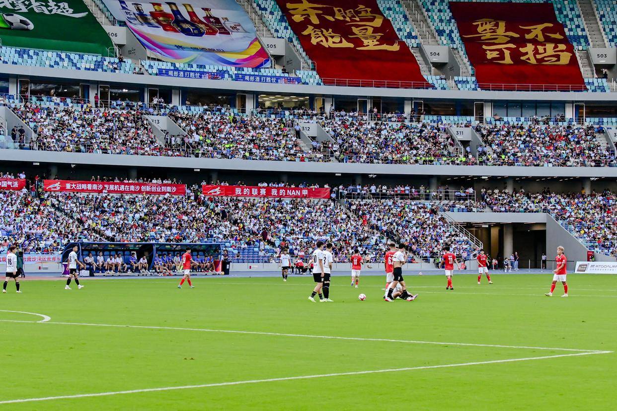 关于足球领域巅峰对决，赛场上风生水起的信息