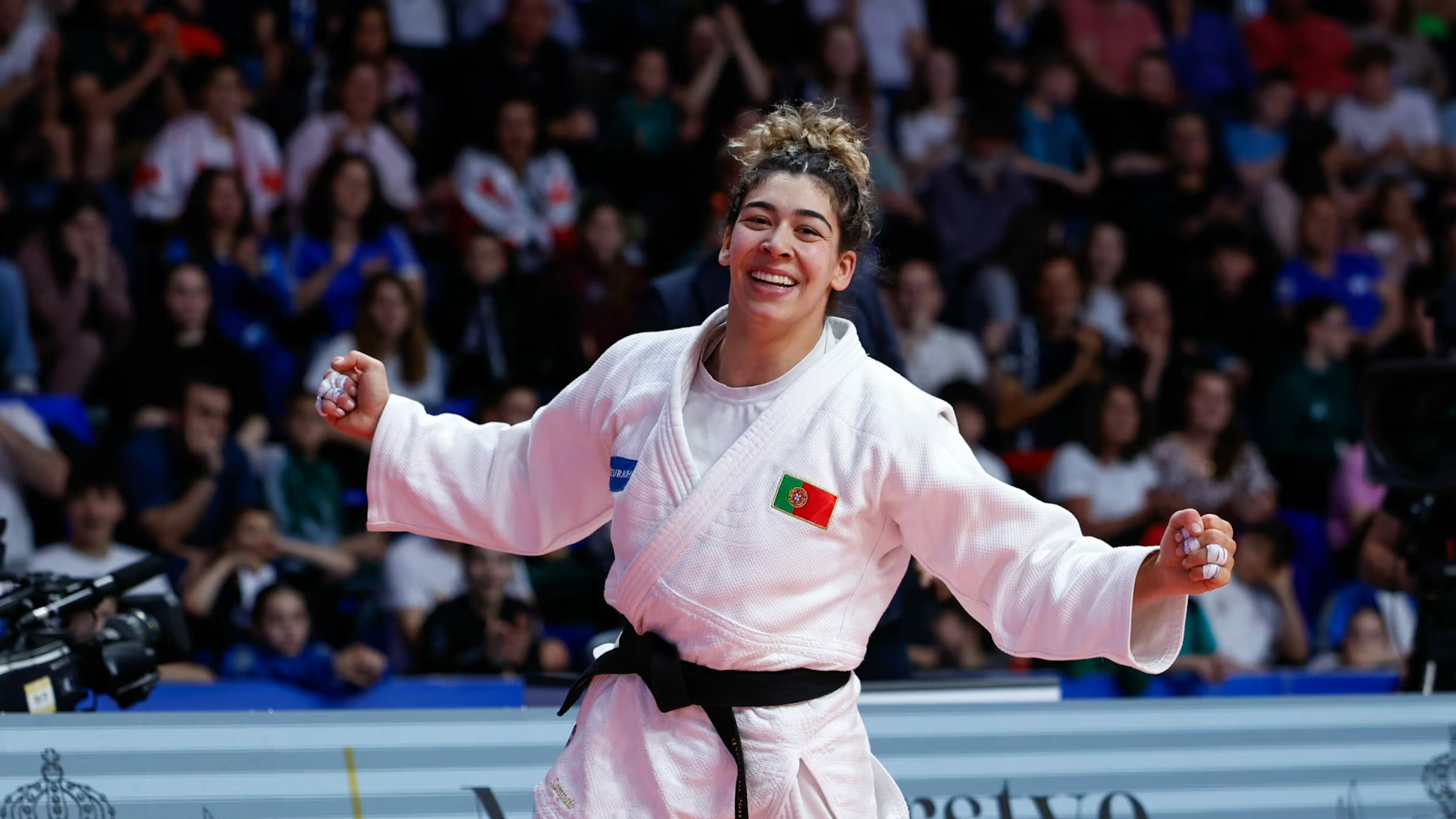 俄罗斯运动员在柔道比赛中获得金牌