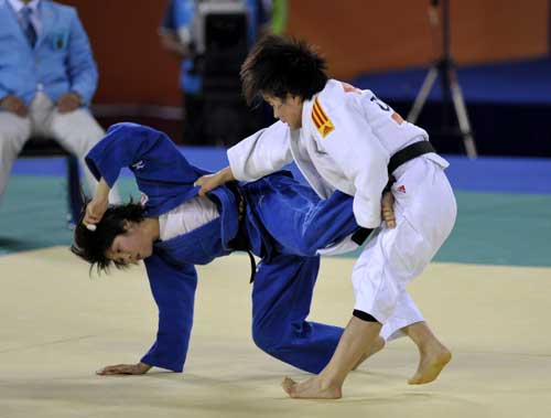 印尼运动员在柔道比赛中获得胜利