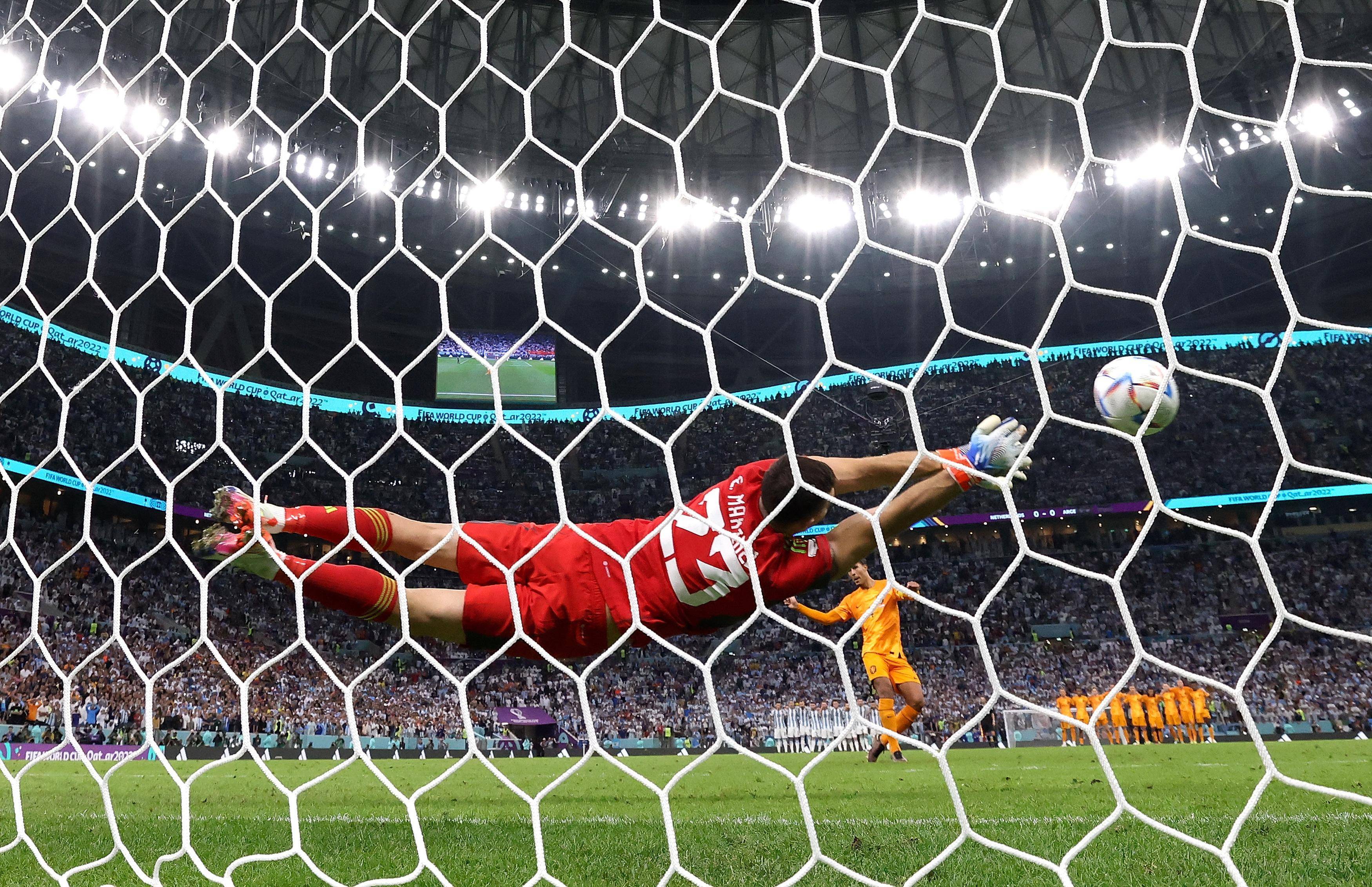 门将连续扑出多次威胁球门射门