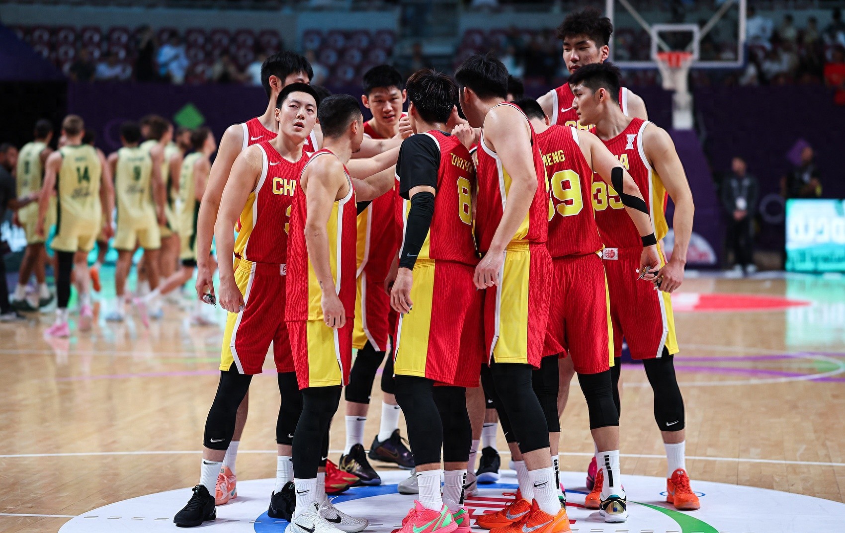 包含国内顶级篮球联赛争夺激烈，球迷热情高涨的词条