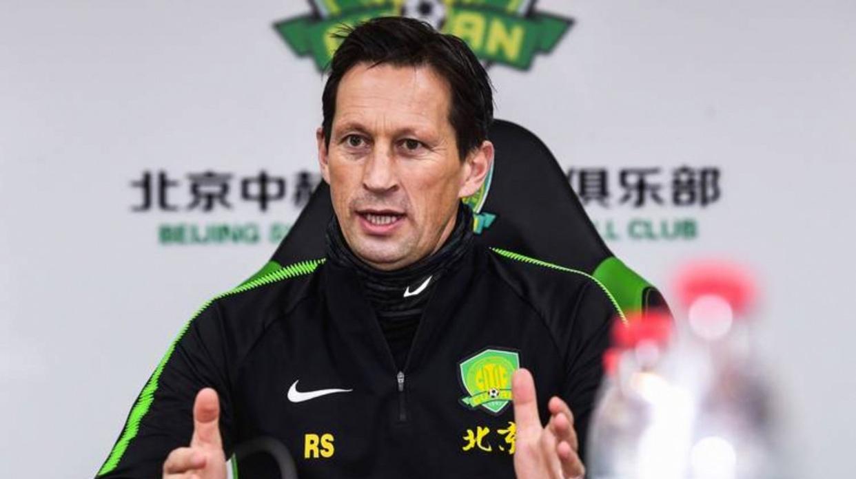 足球场内外风波不断，球员生活曝光引起关注