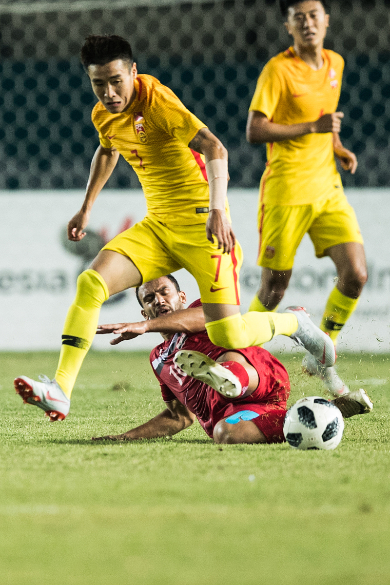 足球场内外风波不断，球员生活曝光引起关注