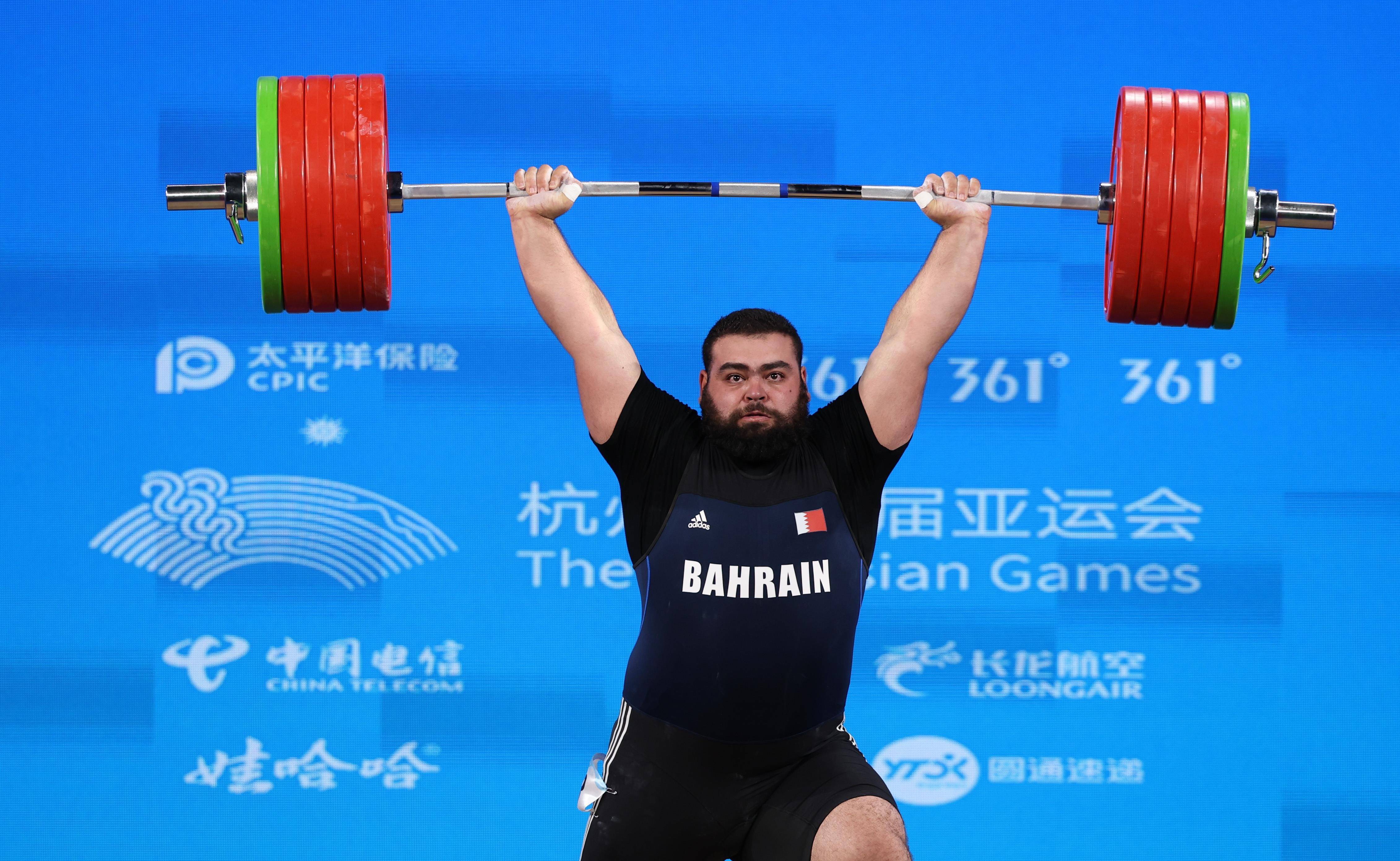 印度选手在举重比赛中获得银牌