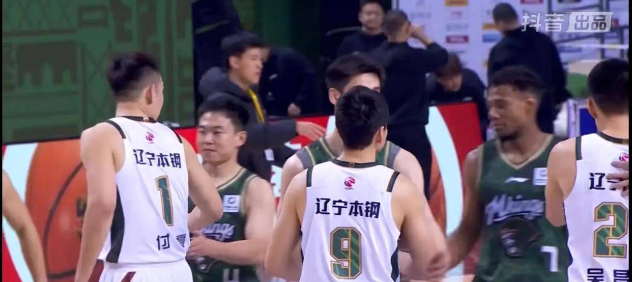 辽宁男篮客场惊险获胜，坚定领先