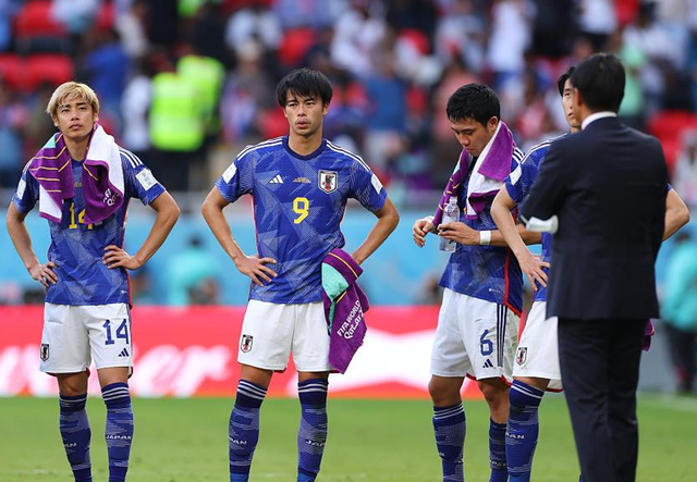 冠军奖杯近在咫尺，球队誓取胜利之杯