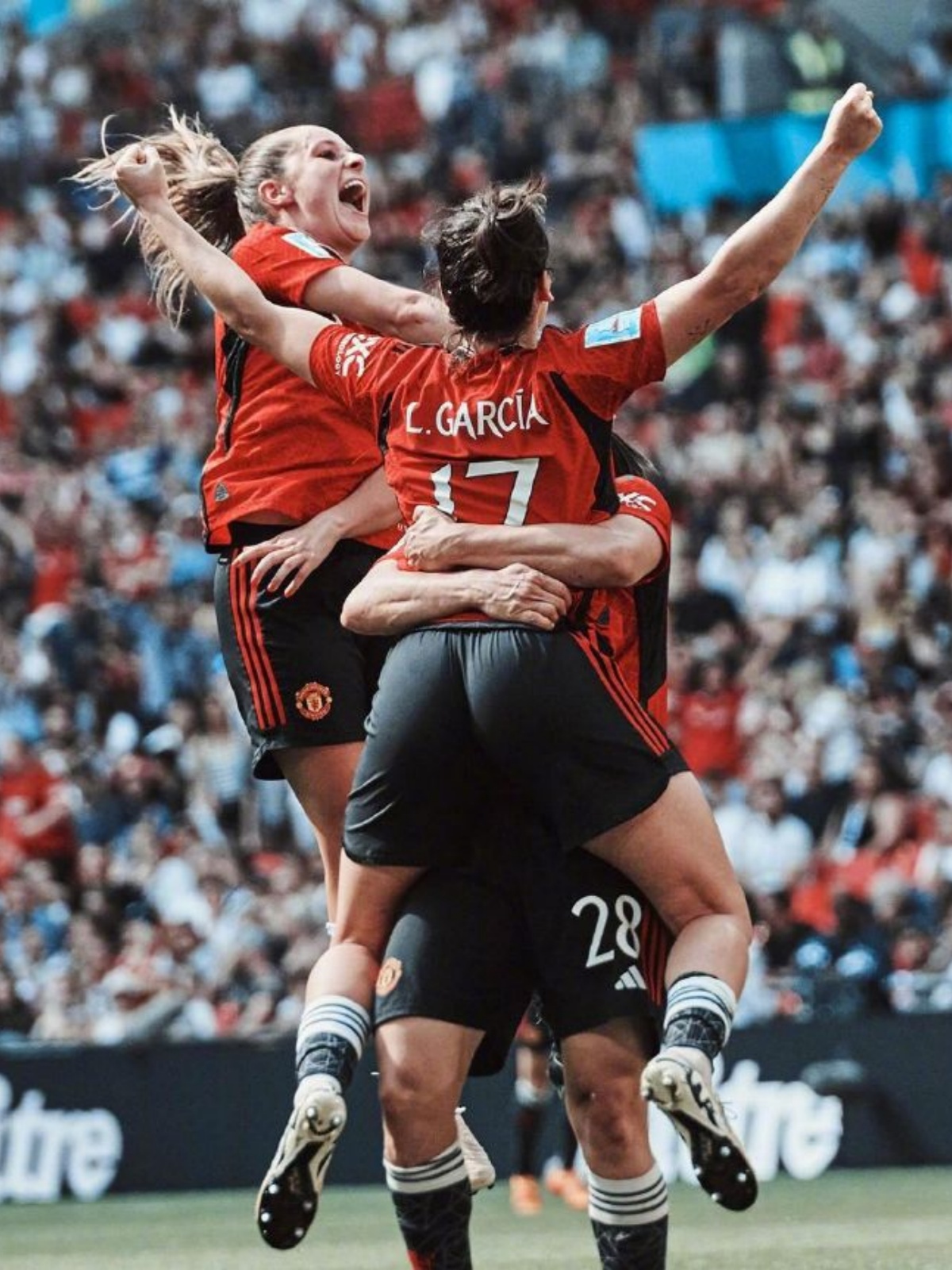 包含曼联主场胜出大捷，球队士气高涨的词条