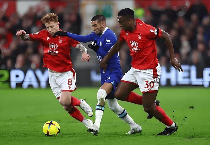 利物浦全力以赴英超榜首之争悬念重重