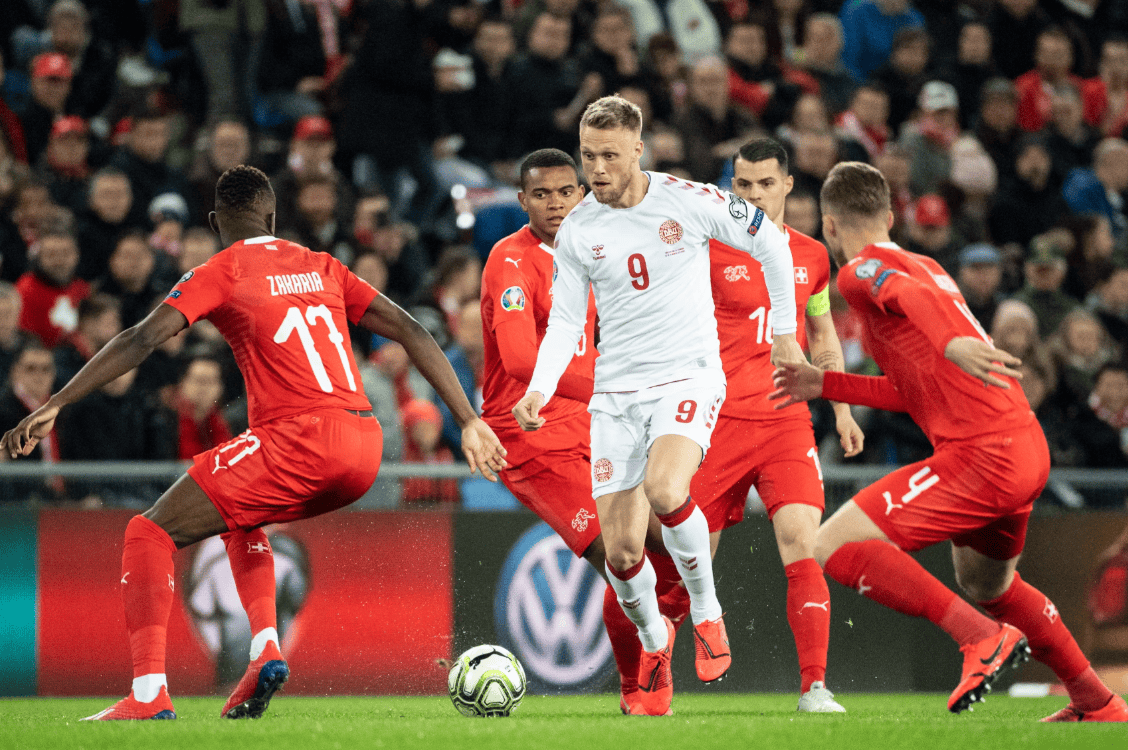 瑞典队员紧咬对手,最终晋级比赛 瑞典队员紧咬对手,最终晋级比赛