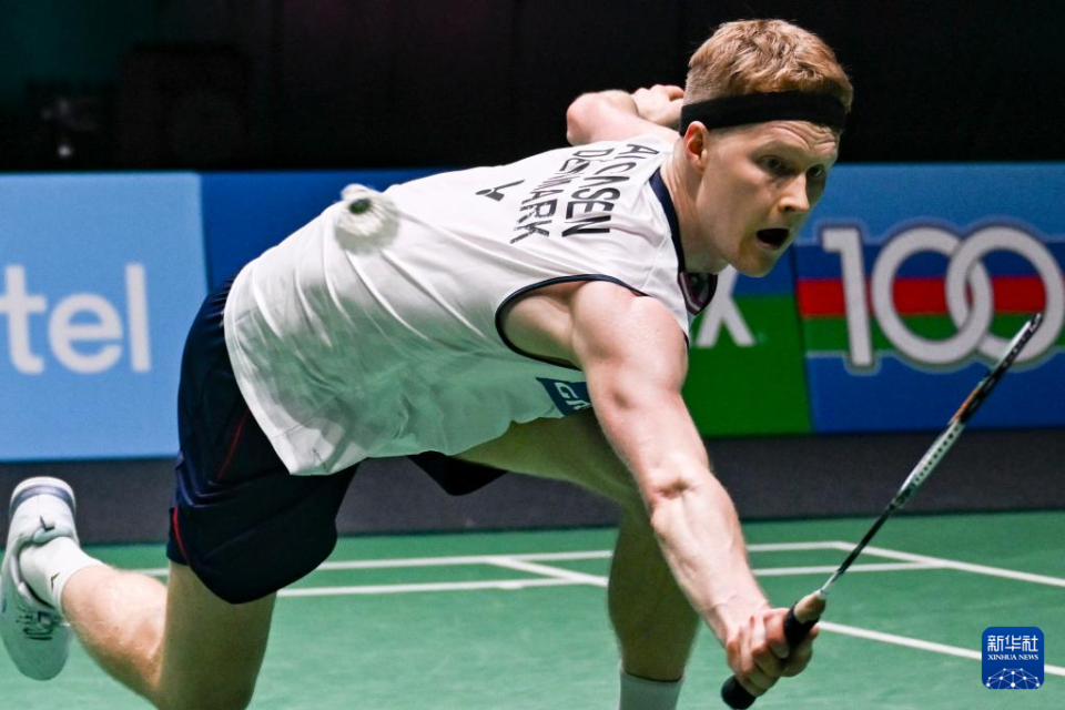 马来西亚男子羽毛球选手夺得金牌，震撼全场