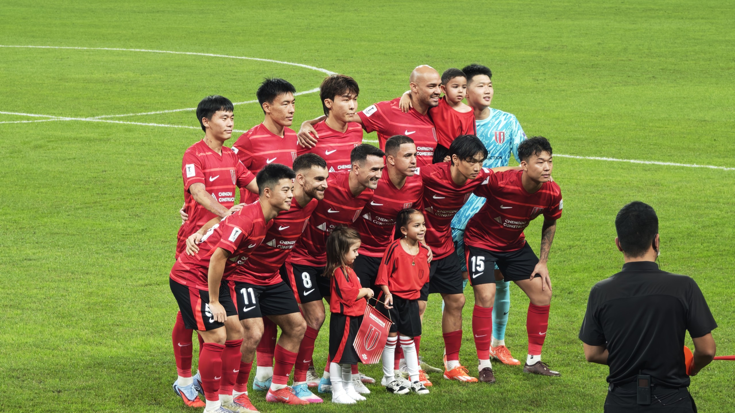 踢出制胜一球！足球队员大放异彩获胜的简单介绍