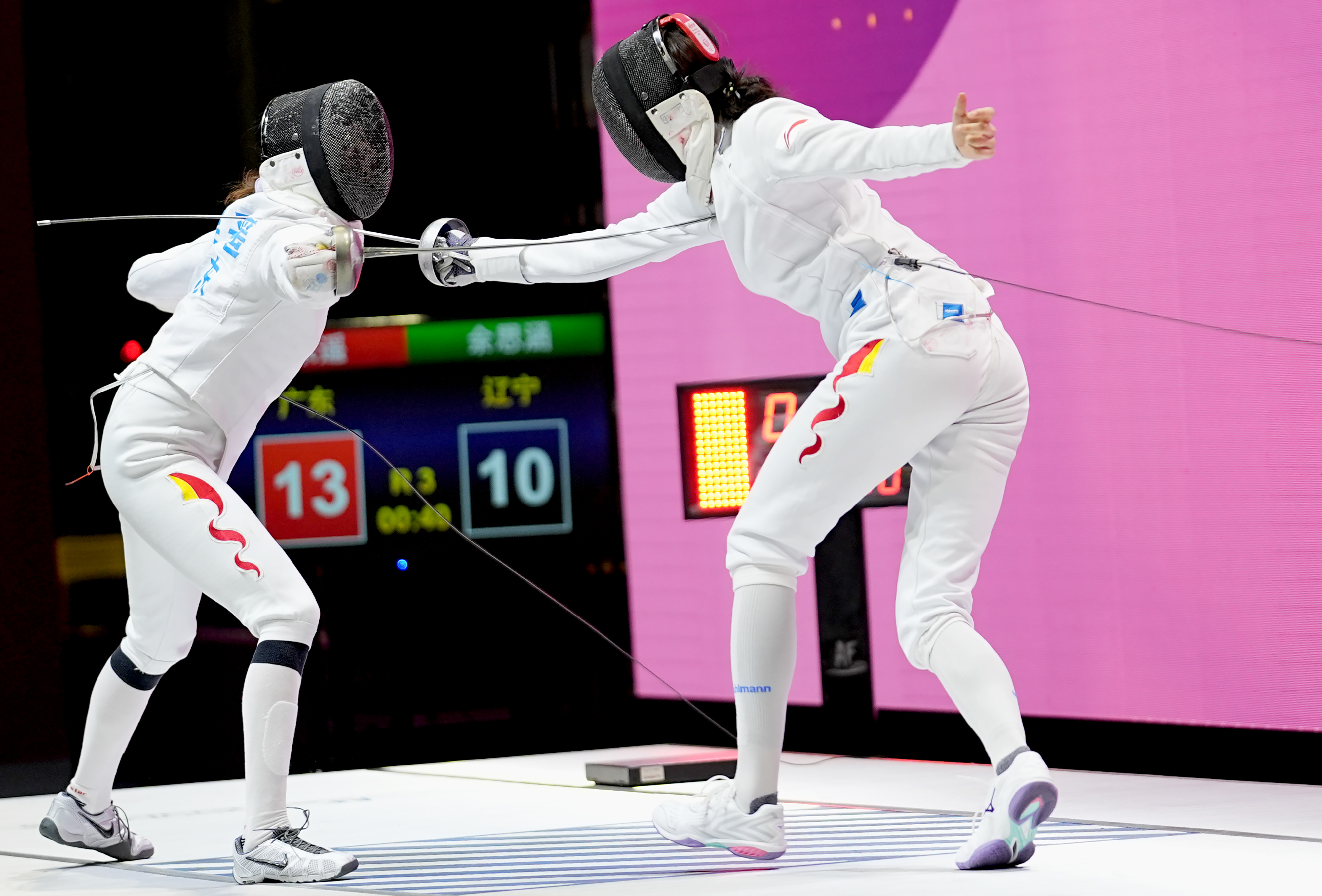 黑山运动员在击剑比赛中斩获第一名